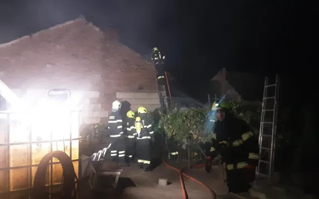 Na Břeclavsku v noci hořela přístavba rodinného domu. Při požáru se nikdo nezranil