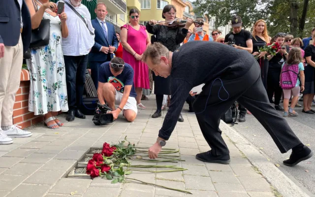VIDEO: V Brně položili kameny zmizelých. Připomínají obyvatele tří slavných brněnských vil