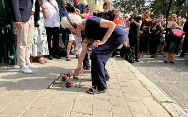 VIDEO: V Brně položili kameny zmizelých. Připomínají obyvatele tří slavných brněnských vil