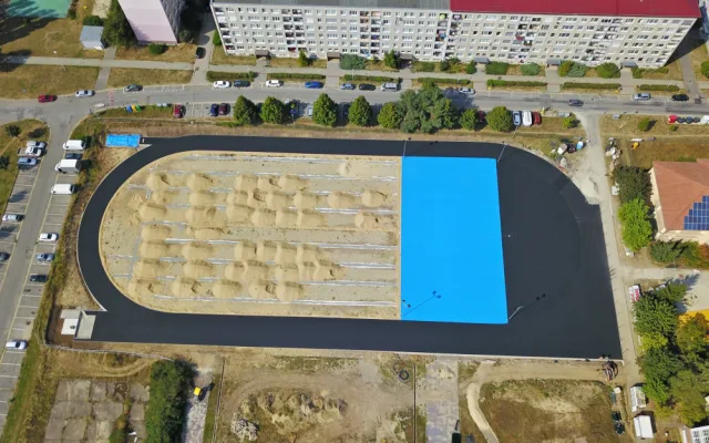 Stavba atletického oválu v Břeclavi finišuje. Školáci si na hřišti zasportují od října, veřejnost na jaře