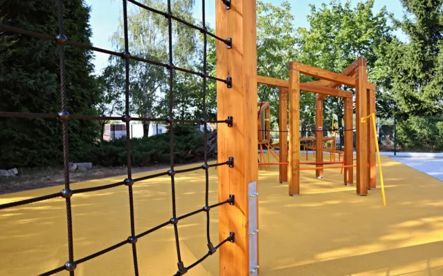 Stavba atletického oválu v Břeclavi finišuje. Školáci si na hřišti zasportují od října, veřejnost na jaře