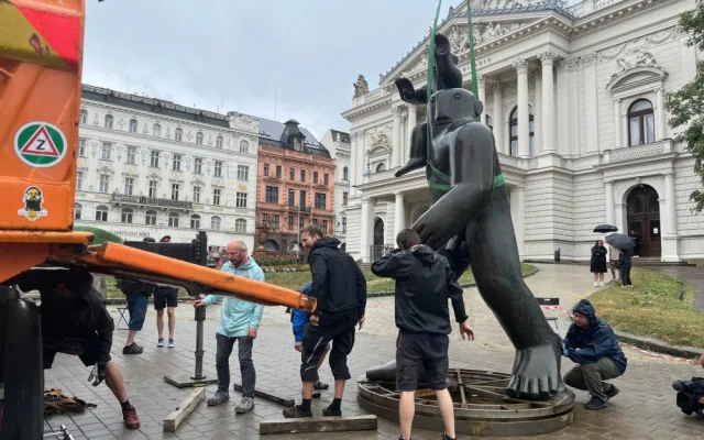 VIDEO: Do Brna převezli z Ostravy sochu svatého Kryštofa. Lidé si ji prohlédnou na Malinovského náměstí