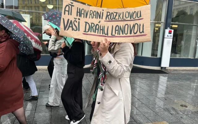 VIDEO: Lidé v Brně protestují proti stavbě lanovky. Plánují přespat před radnicí