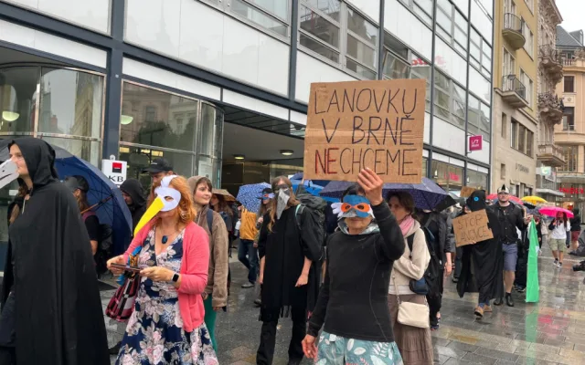VIDEO: Lidé v Brně protestují proti stavbě lanovky. Plánují přespat před radnicí