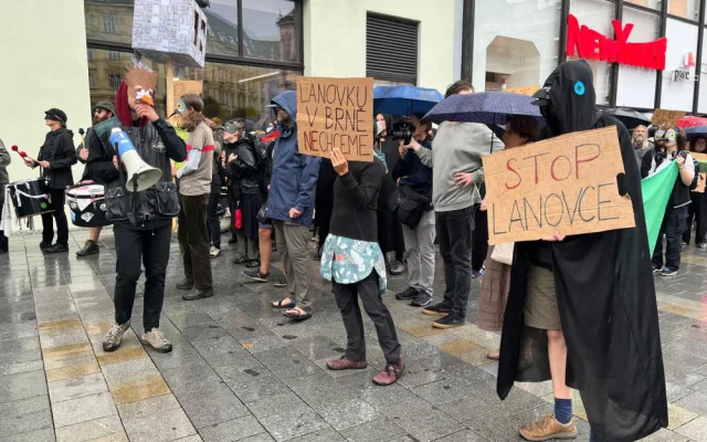 VIDEO: Lidé v Brně protestují proti stavbě lanovky. Plánují přespat před radnicí