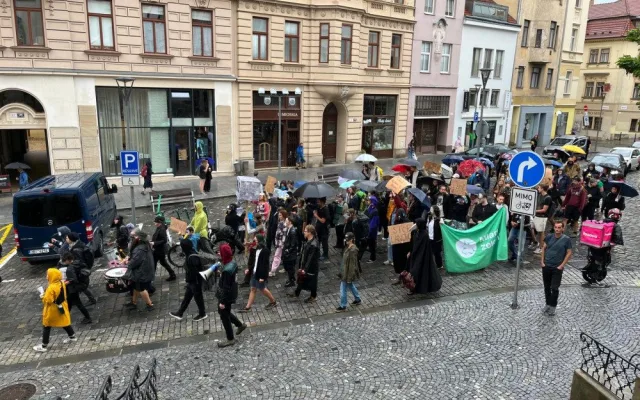 VIDEO: Lidé v Brně protestují proti stavbě lanovky. Plánují přespat před radnicí