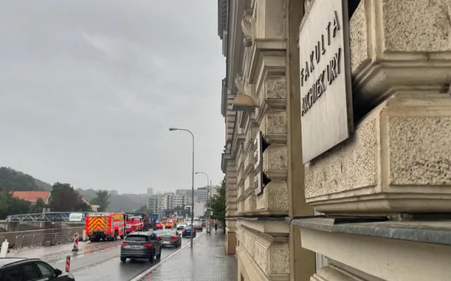 Archiv Fakulty architektury je v ohrožení. Dobrovolníci ho stěhují ze suterénu do vyšších pater