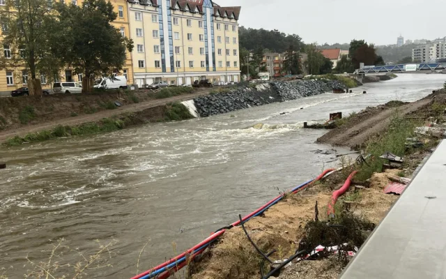 Voda nepřijde jako tsunami. S katastrofickým scénářem nepočítáme, uklidňuje Brňany hejtman Grolich