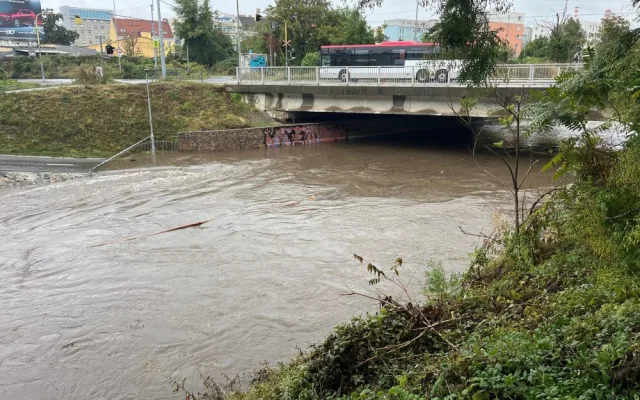 Cyklostezky v Brně jsou na mnoha místech pod vodou. Strážníci kontrolují problematická místa