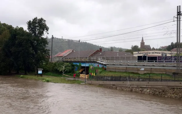Třetí povodňový stupeň hlásí také Svitava v Bílovicích. Řeka má kulminovat v neděli večer