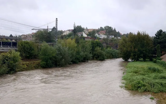 Třetí povodňový stupeň hlásí také Svitava v Bílovicích. Řeka má kulminovat v neděli večer