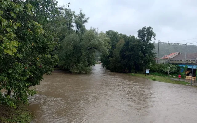 Třetí povodňový stupeň hlásí také Svitava v Bílovicích. Řeka má kulminovat v neděli večer