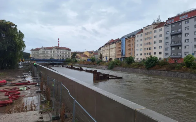 Hasiči vyjížděli během jediného dne k 930 zásahům. Nechoďte k rozvodněným řekám, varují