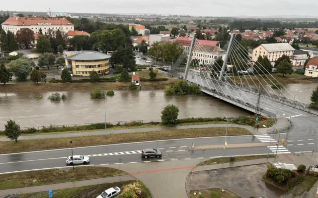 Hasiči vyjížděli během jediného dne k 930 zásahům. Nechoďte k rozvodněným řekám, varují