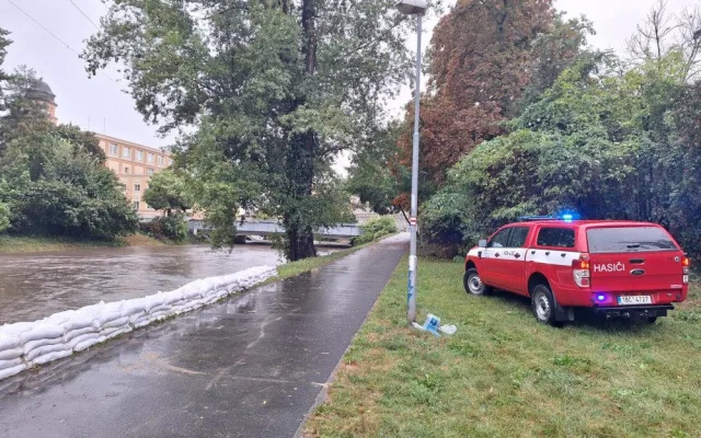 Hasiči vyjížděli během jediného dne k 930 zásahům. Nechoďte k rozvodněným řekám, varují