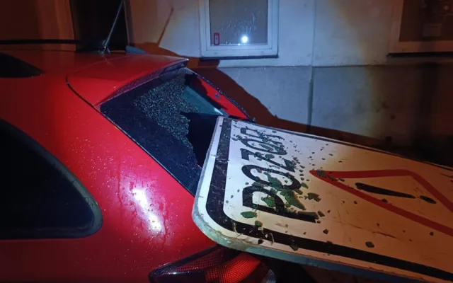 Vyvrácené stromy a polámané větve poničily auta v Brně
