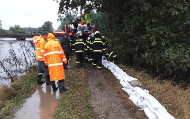 Nehoda vlaku s bagrem, stavění hrází i čištění přehrady. Jihomoravští hasiči mají napilno