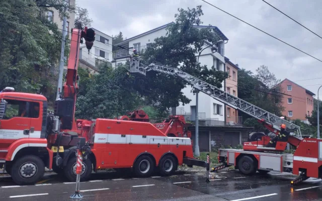 Nehoda vlaku s bagrem, stavění hrází i čištění přehrady. Jihomoravští hasiči mají napilno