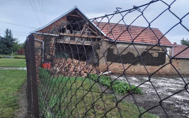 Nehoda vlaku s bagrem, stavění hrází i čištění přehrady. Jihomoravští hasiči mají napilno