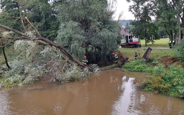 Nehoda vlaku s bagrem, stavění hrází i čištění přehrady. Jihomoravští hasiči mají napilno