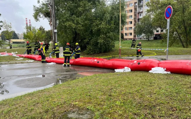 Nehoda vlaku s bagrem, stavění hrází i čištění přehrady. Jihomoravští hasiči mají napilno