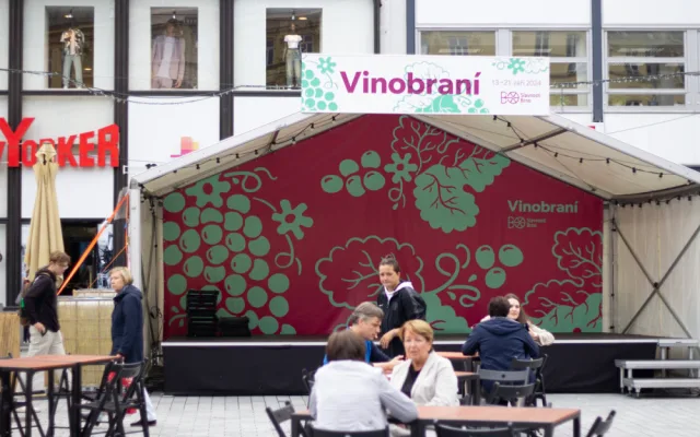 Vinobraní na Svoboďáku přerušilo nepříznivé počasí. Teď slavnosti vína pokračují