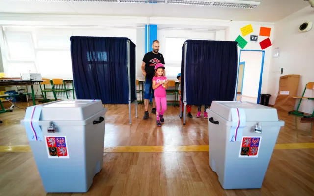 VOLBY 2024: První den voleb je za námi. Místnosti se opět otevřou zítra ráno