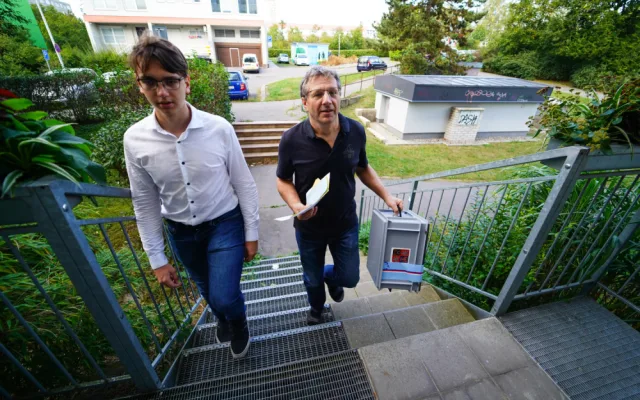 VOLBY 2024: První den voleb je za námi. Místnosti se opět otevřou zítra ráno