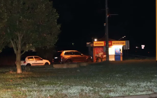 Trojice maskovaných lupičů přepadla směnárnu v Břeclavi. Policistům ujížděli do Rakouska