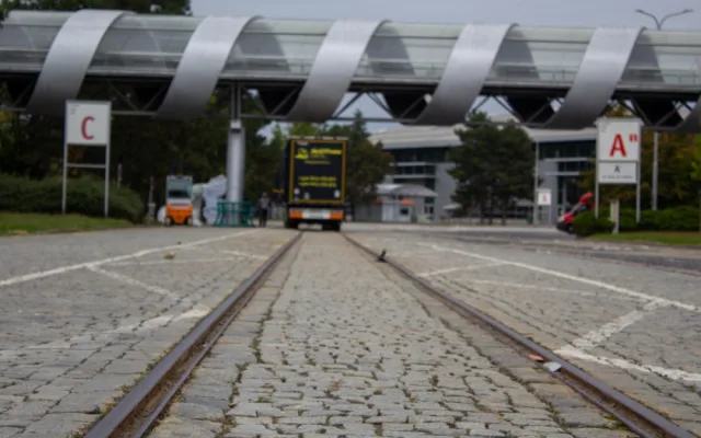 Výstavištěm vede také vlečka, která už nadále není funkční v běžném logistickém provozu, ale využívá se při veletrzích.