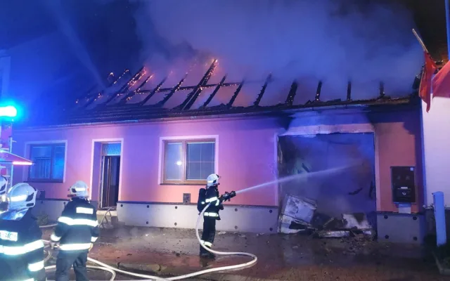 Dům a chata v plamenech. Noční požáry způsobily škody za miliony korun