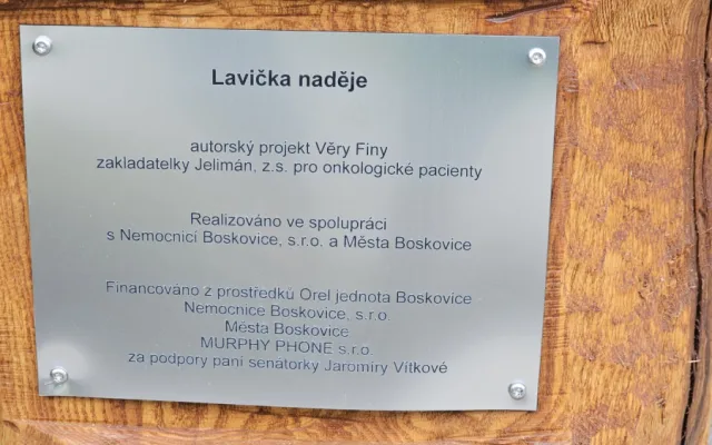 Před boskovickou nemocnicí stojí Lavička naděje. Má podporovat onkologické pacienty