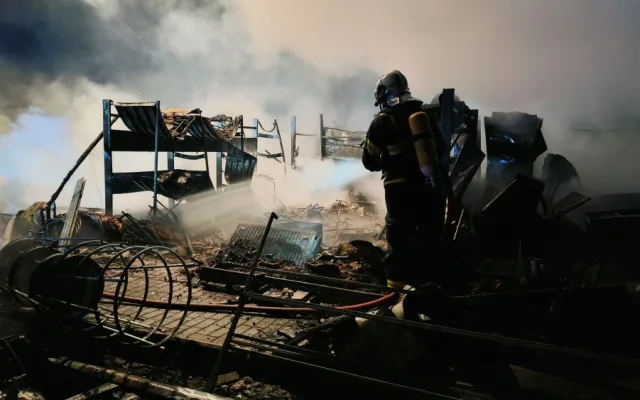 VIDEO: Při nočním požáru ubytovny se zranili čtyři lidé. Škoda je sedm milionů
