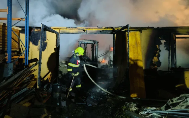 VIDEO: Při nočním požáru ubytovny se zranili čtyři lidé. Škoda je sedm milionů