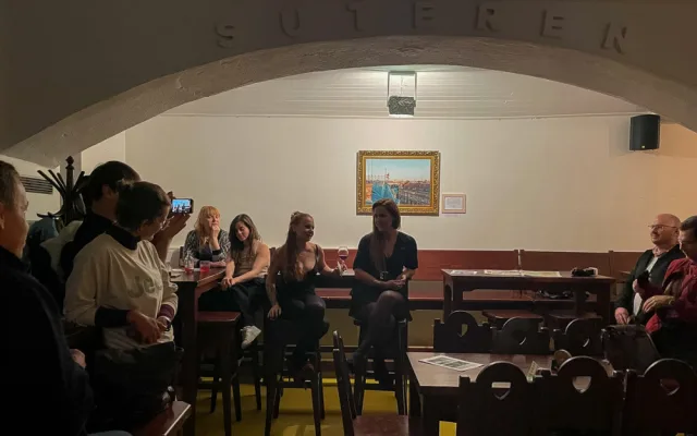 Fotka polonahé ženy na střeše, která pobouřila internet, je na prodej. Vyvolávací cena je devět tisíc