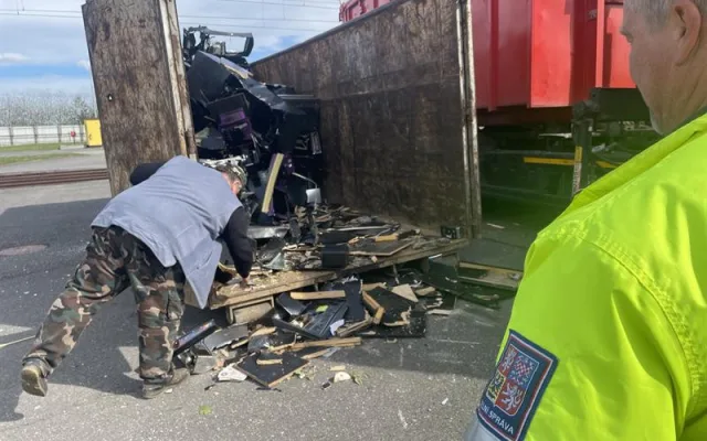 Celníci se na jihu Moravy pustili do likvidace nelegálních automatů. Zůstal z nich jen šrot