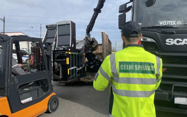 Celníci se na jihu Moravy pustili do likvidace nelegálních automatů. Zůstal z nich jen šrot