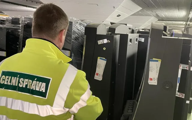 Celníci se na jihu Moravy pustili do likvidace nelegálních automatů. Zůstal z nich jen šrot