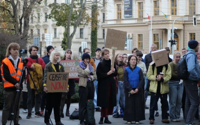 VIDEO: V Brně demonstrují desítky lidí. Podpora Izraele je podle nich nekritická