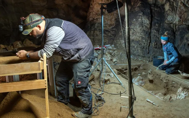Archeologové našli v jeskyni na jižní Moravě ozdoby z ulity plže. Jsou staré až dvanáct tisíc let