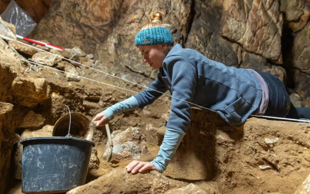 Archeologové našli v jeskyni na jižní Moravě ozdoby z ulity plže. Jsou staré až dvanáct tisíc let
