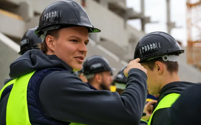 Hráči Komety si poprvé prohlédli budoucí halu. Na stavbě už je patrný obrys kluziště