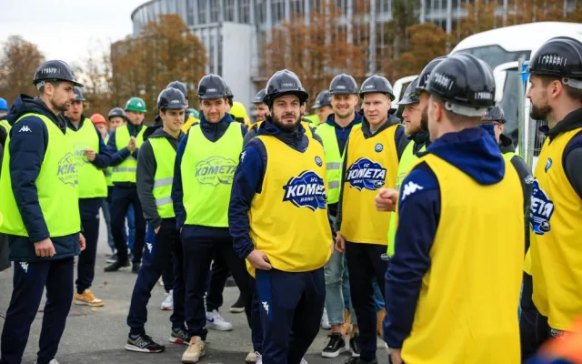 Hráči Komety si poprvé prohlédli budoucí halu. Na stavbě už je patrný obrys kluziště