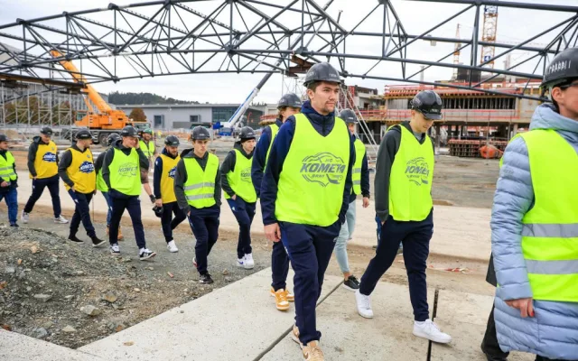 Hráči Komety si poprvé prohlédli budoucí halu. Na stavbě už je patrný obrys kluziště