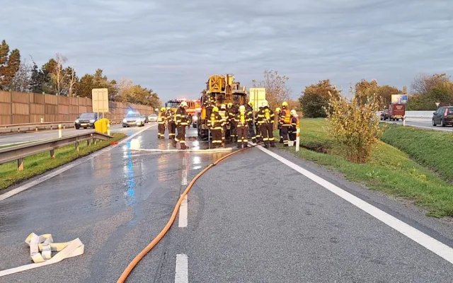 U dálnice na Vyškovsku plameny pohltily autojeřáb. Příčinou byla technická závada