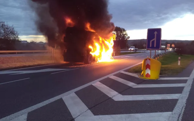 U dálnice na Vyškovsku plameny pohltily autojeřáb. Příčinou byla technická závada