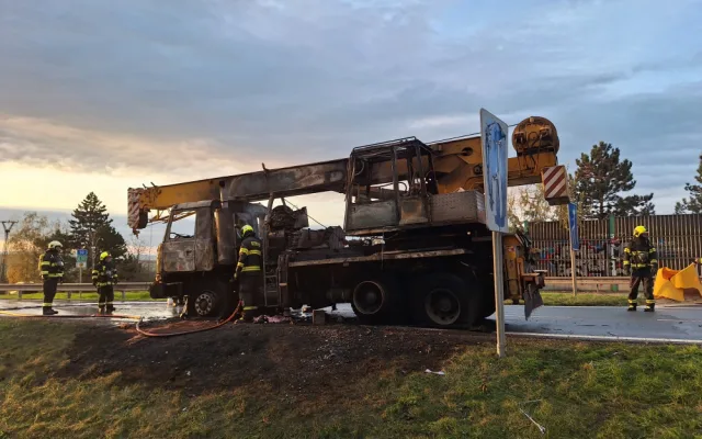 U dálnice na Vyškovsku plameny pohltily autojeřáb. Příčinou byla technická závada