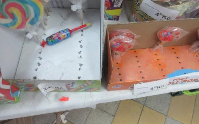 Potravináři zavřeli obchod v brněnských Židenicích. Zboží v regálech leželo pod nánosy prachu