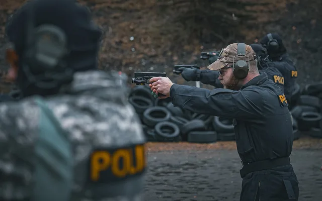 Ondřej Havlíček při natáčení videa u policejní zásahové jednotky
