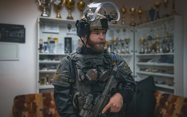 Ondřej Havlíček při natáčení videa u policejní zásahové jednotky